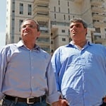 איתן וגקי על רקע הפרויקט בקריית אונו